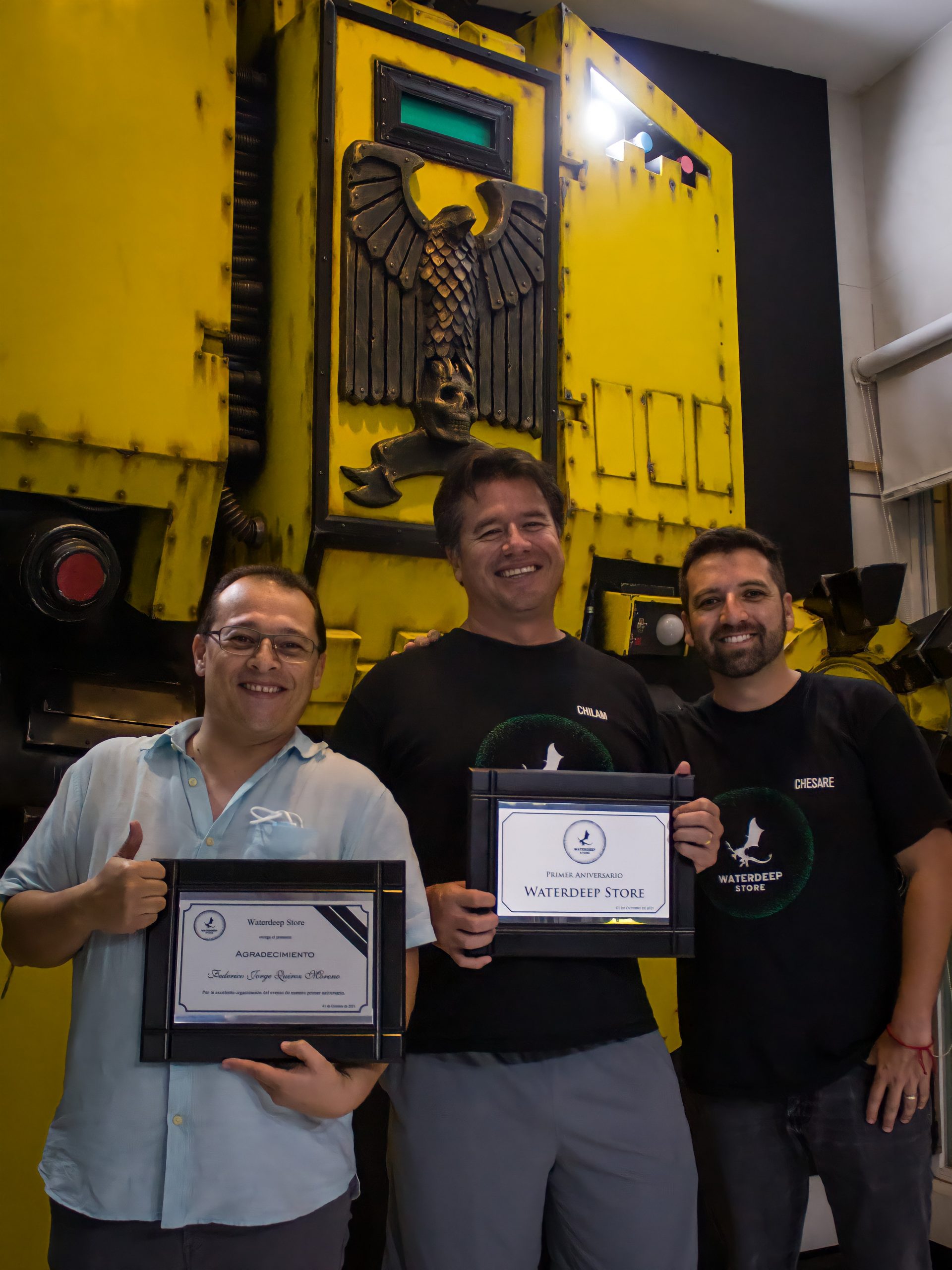 aniversario WE´RE COMPANY: ÉXITO TOTAL Balam, Chesare y Kikovish, tres de los fundadores de Waterdeep, recibiendo un reconomiento por la organización del evento