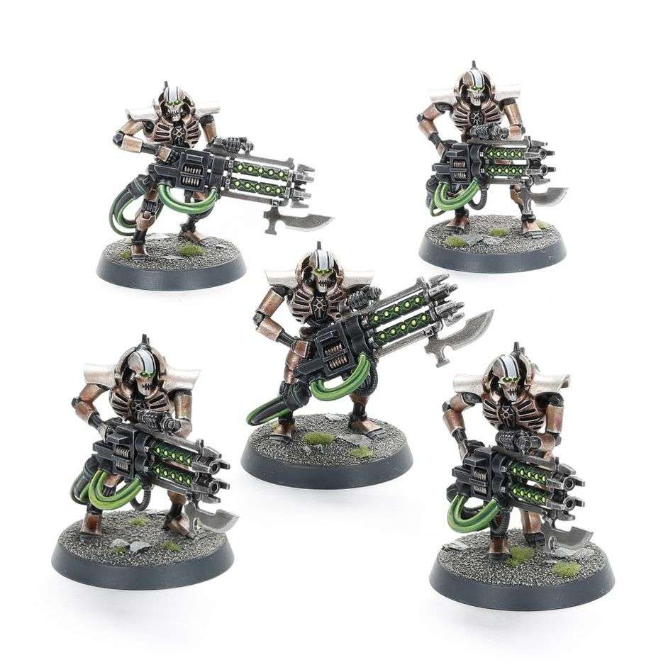 Cinco inmortales necrones equipados con gauss blaster