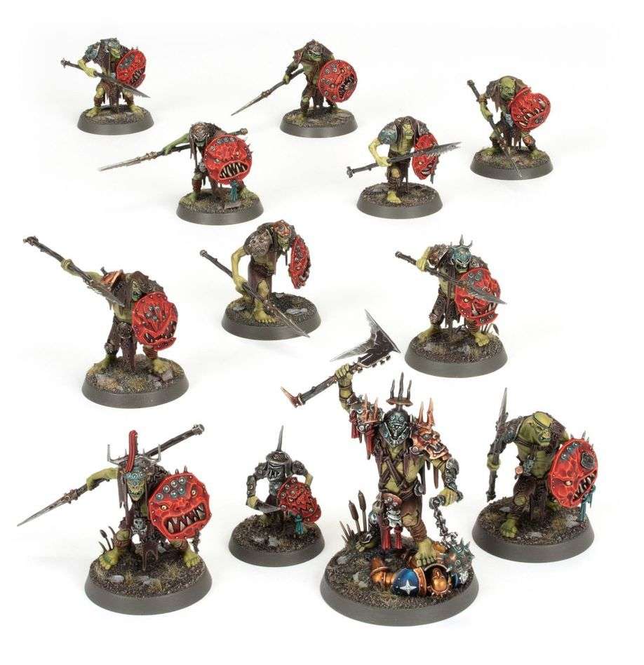 Orruks de la caja del starter set, equipados con escudos y lanzas, el líder porta un hacha y un mangual