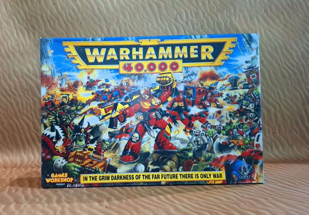 Caja de segunda edición de Warhammer 40k, al frente aparece un capitán de los ángeles sangrientos equipado con puño de combate
