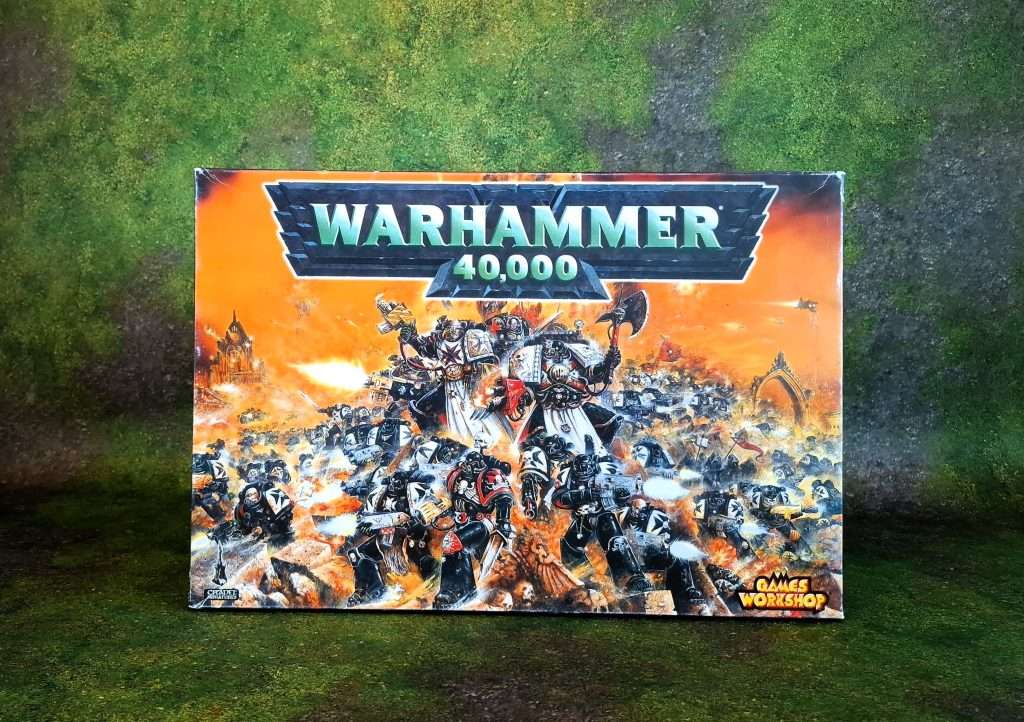 Tapa de la caja de tercera edición de warhammer 40k, con la ilustración de Jhon Blanche de los templarios negros, en primer plano aparece un mariscal con una hacha de energía.