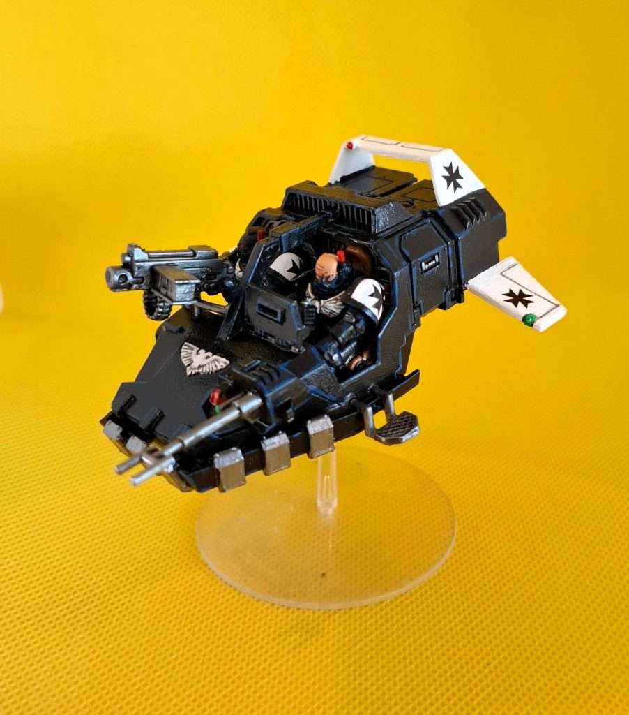 Land speeder de los templarios negros, montado en una base que simula va flotando por el campo de batalla, la perspectiva de la foto es desde el conductor.