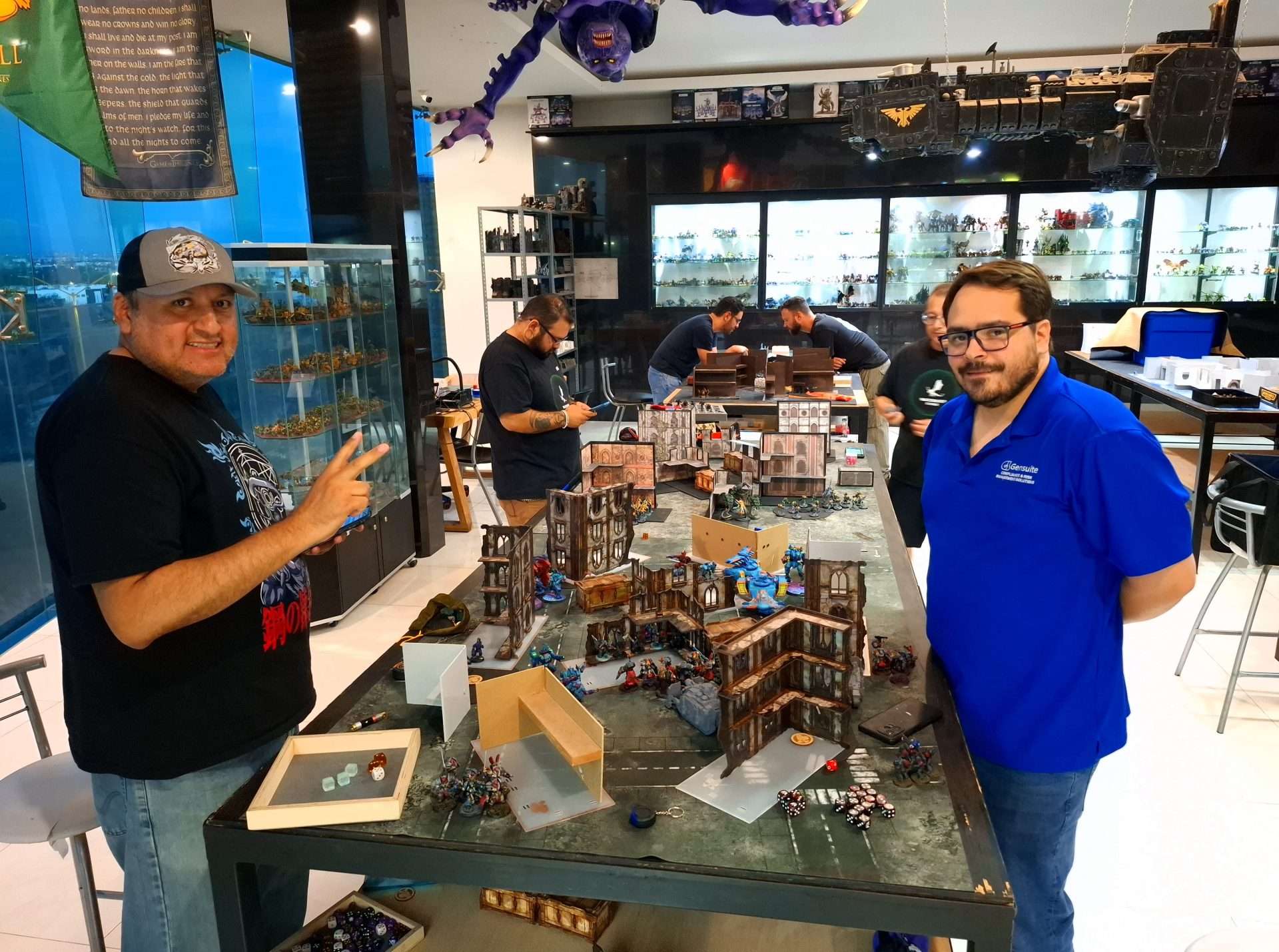 Dos de los miembros del club Waterdeep disfrutan de una de las partidas de la tercer liga waterdeep