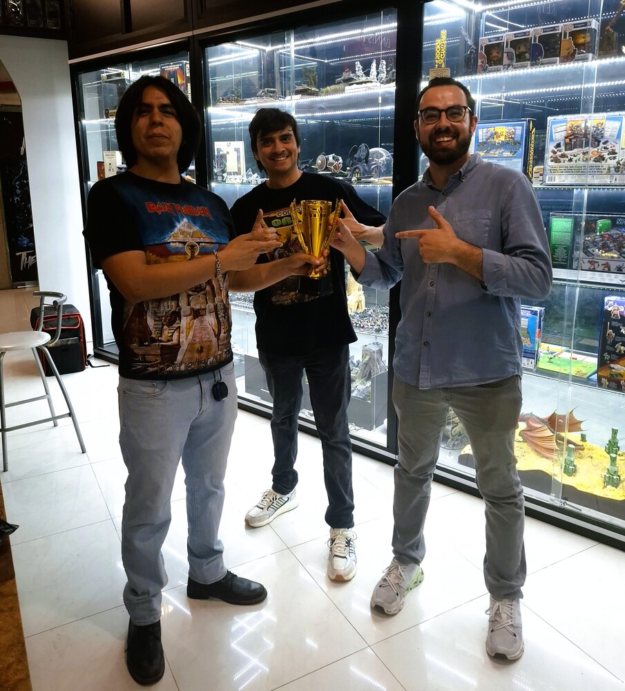 Chava y Emmanuel con el trofeo del primer lugar