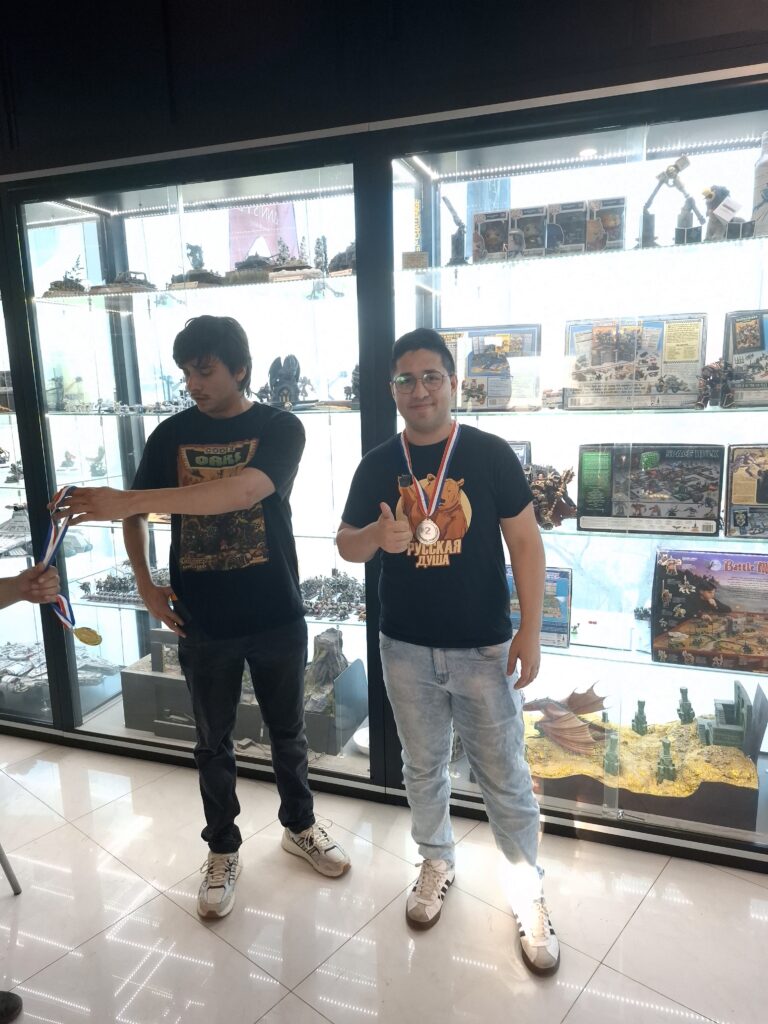 Andrés jugador de necrones, con su medalla del segundo lugar de novatos