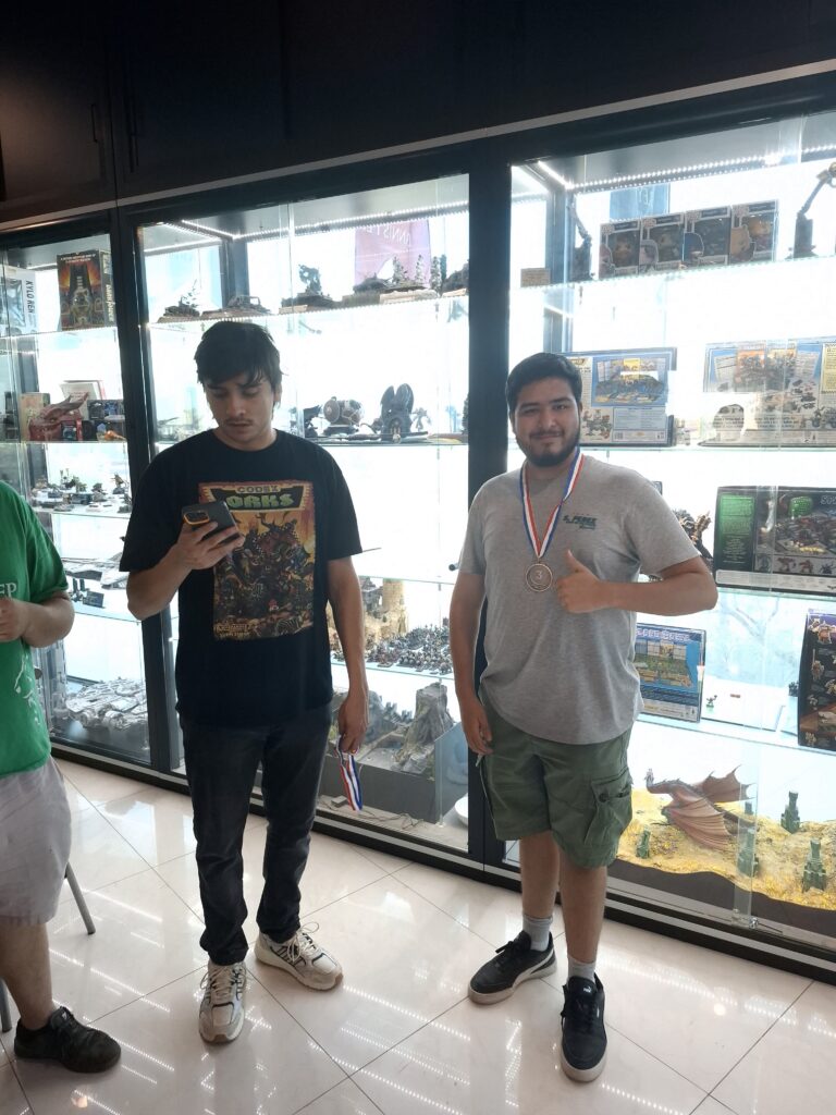 Gabriel, jugador de Ángeles Sangrientos, con su medalla del tercer lugar.