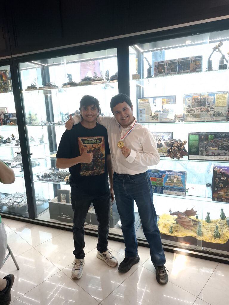 Iker jugador de ángeles oscuros, con su medalla del primer lugar de novatos